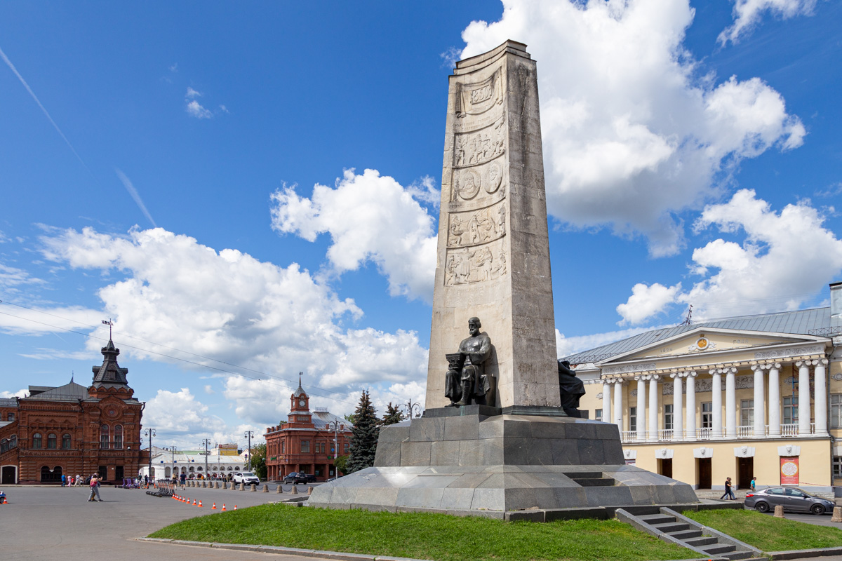 Владимир, Монумент в честь 850-летия основания